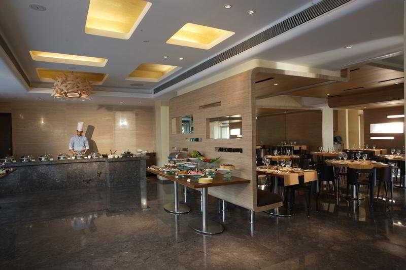 Mosaic Hotel, Noida Restaurante foto